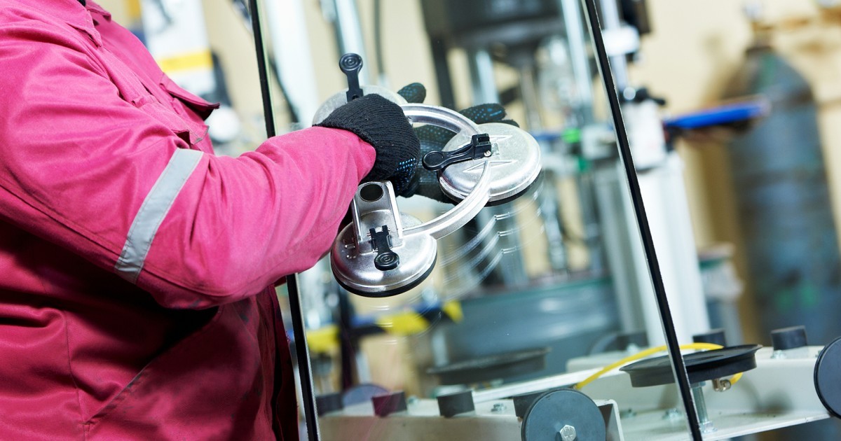 Bij het installeren, op maat maken en kiezen van dubbel glas komt vakmanschap kijken.